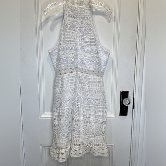 NWOT YOINS White Lace Sleeveless Lined Halter Back Zip Midi Dress - Size L - Picture 2 of 6
